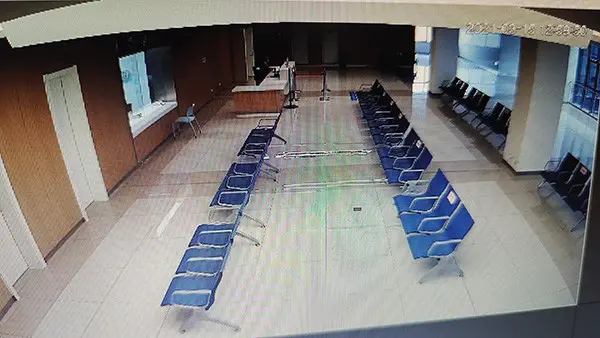 安徽一医院回应“丁义珍式”窗口：椅子被挪走，工作人员比较忙没发现