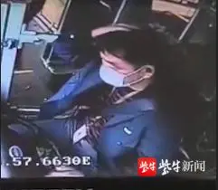 当事人竟是老师！男子用玻璃杯“爆头”公交车司机