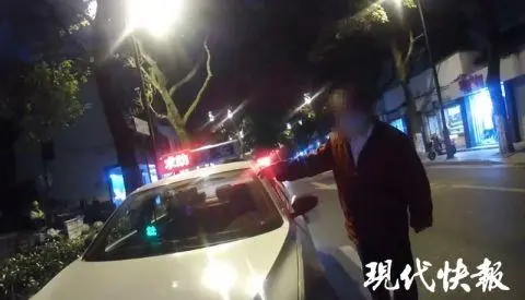 出租车顶亮出“被打劫请报警”，路人立即报警
