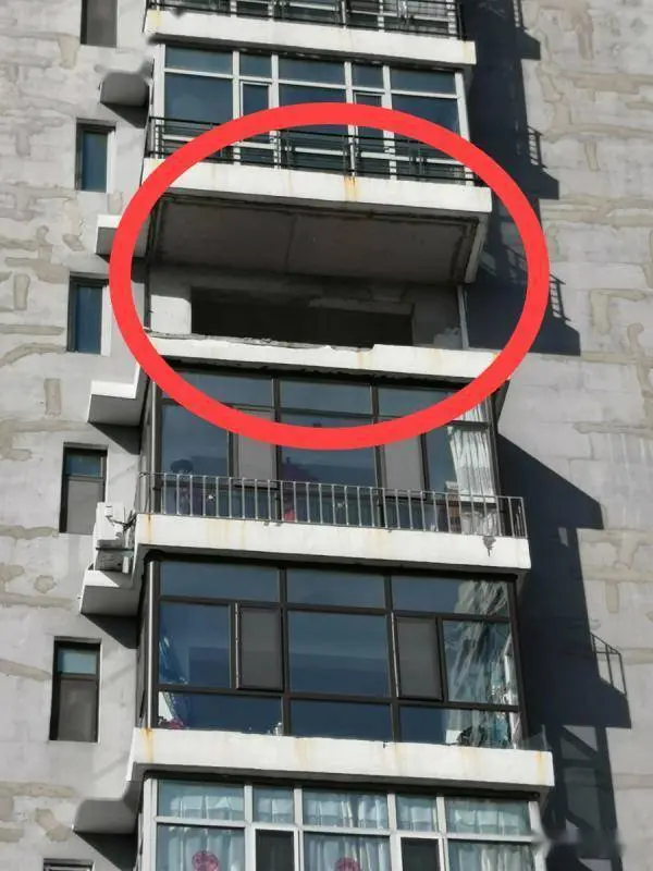 黑龙江一居民家阳台被大风刮跑！业主：上个月才拿钥匙，一天还没住