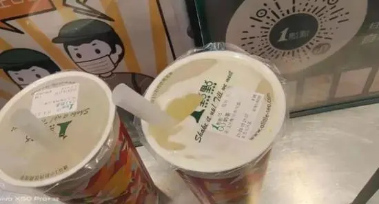 顾客在网红奶茶店喝出一厘米长的黑虫，当场呕吐不止