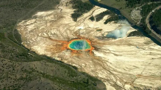 美国黄石公园休眠间歇泉喷发128次，预示下方超级火山将爆发？