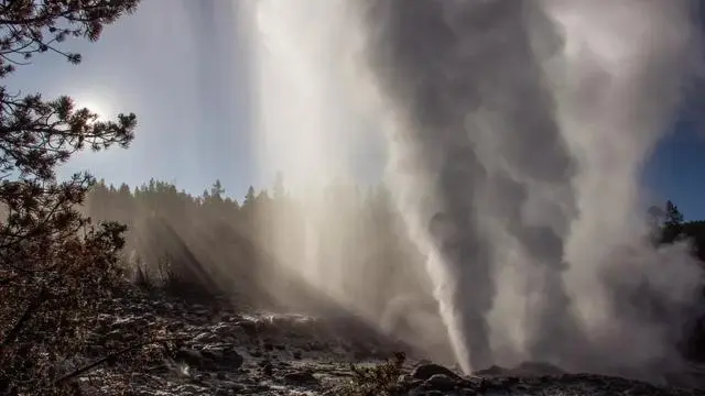 美国黄石公园休眠间歇泉喷发128次，预示下方超级火山将爆发？