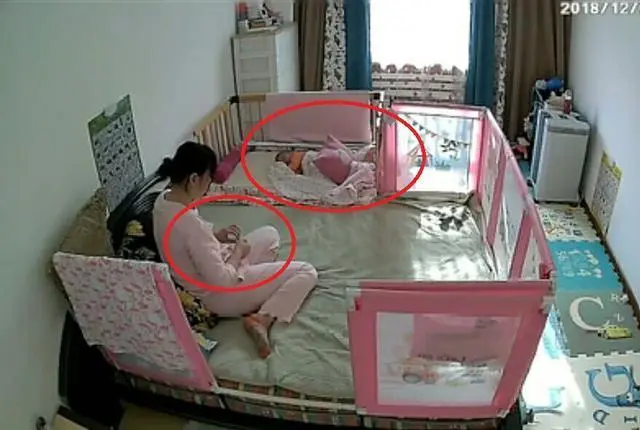 将宝宝哄睡着之后，监控记录下保姆所做的一幕，宝妈看后红了眼眶