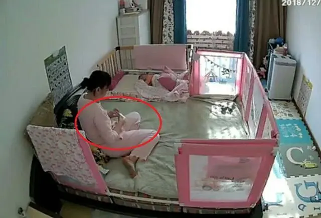 将宝宝哄睡着之后，监控记录下保姆所做的一幕，宝妈看后红了眼眶