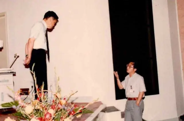 网传杨振宁18日不幸去世，清华大学发声辟谣为假消息，杨振宁身体健康