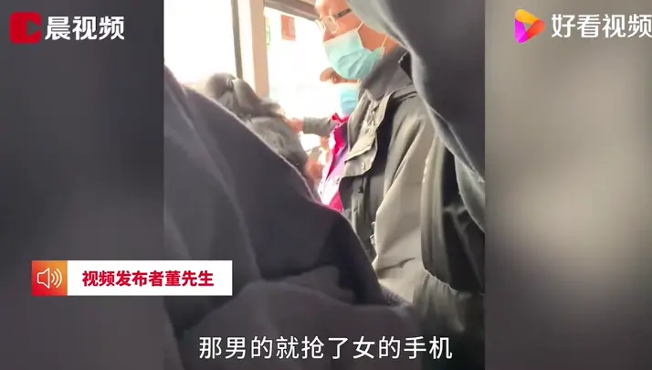 男子公交上猥亵女子被拍，当众抢手机毁证据，女子崩溃求助：怎么没人帮我