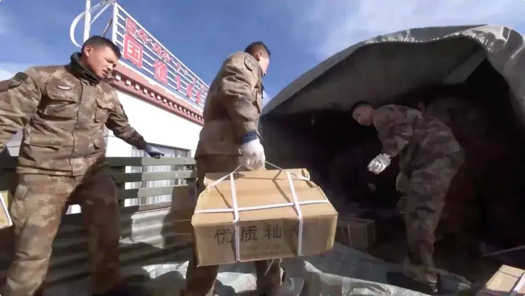 浩浩荡荡~~数千吨物资运抵西藏边防部队