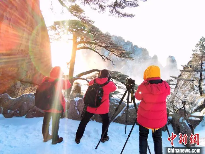 安徽黄山风景区迎入冬首场大雪