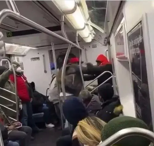 亚裔男子在纽约地铁遭黑人毒打！