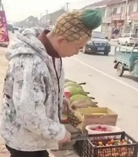 小贩顶着“菠萝头”卖菠萝，自称换发型后日销800斤