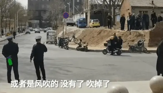 山西城管执法队沿街撕扯商户对联，市民不满，官方回应：这是为了城市整洁