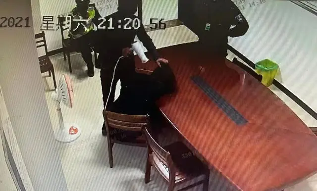 杭州一女子跳河，老公竟在旁边……民警到场后怒了