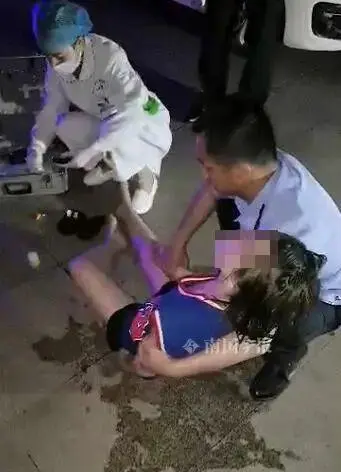 凌晨，妙龄少女柳江大桥上欲跳桥！民警苦劝两，她突然松开了手