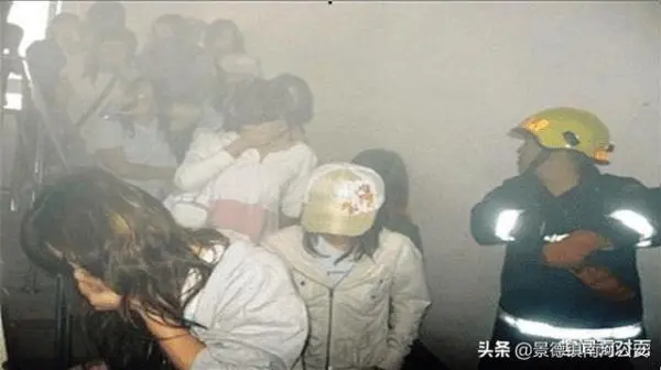 福州34岁女子婚姻不幸致心理扭曲，邀请13位亲友来家聚餐锁门纵火