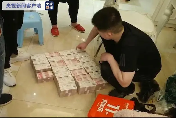 地板内搜出现金315万元 郑州警方破获一起特大合同诈骗案