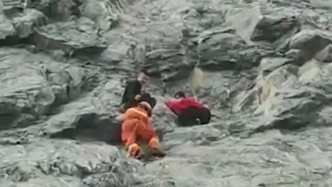 12岁女孩爬70米伏羲雕像被困 父亲营救也被困半山下不来