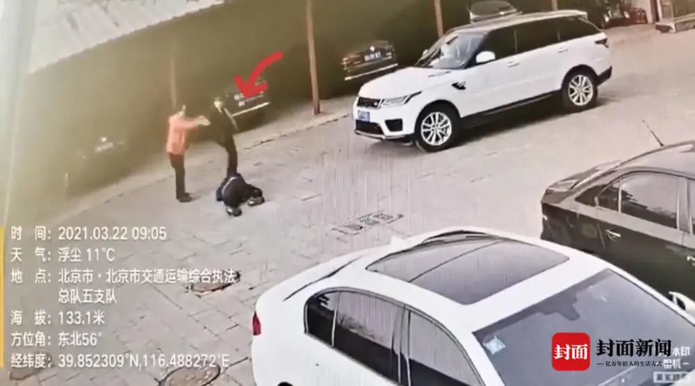 北京一村干部驾车撞人猛踢对方脑袋 本人回应：曾被伤者多次辱骂