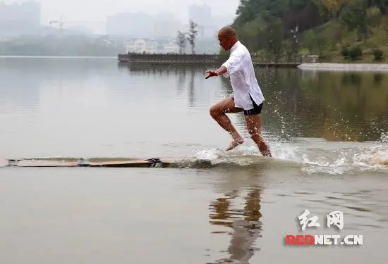 少林武僧成功水上漂120米 刷新世界纪录