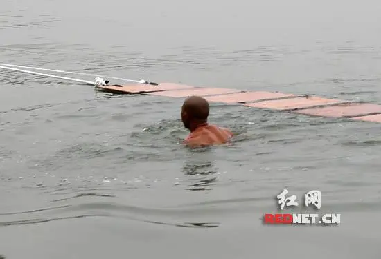 少林武僧成功水上漂120米 刷新世界纪录
