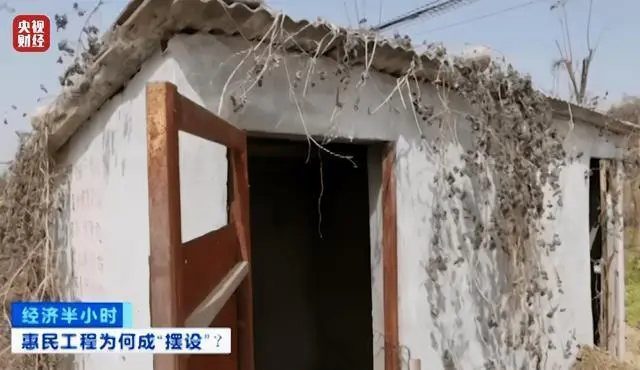 河南部分农村改造厕所成“摆设”，央视曝光：轻轻一踩就碎了