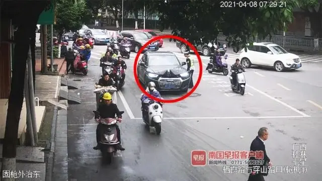 桂林一司机在早高峰路上睡觉，车头被撞变形！交警一查……