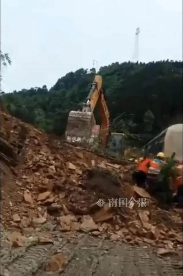 柳州一地发生塌方3人被埋，两人送医，一人不幸身亡