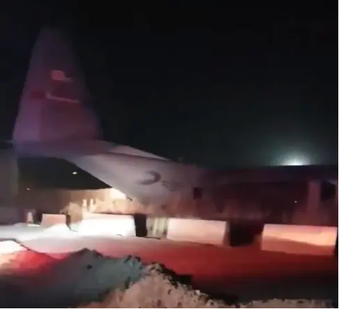 美军一架C-130运输机冲出伊拉克基地跑道，撞向围墙起火！