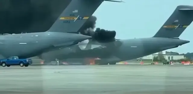 美军C-17运输机跑道上起火：黑烟滚滚 旁边有多架军机