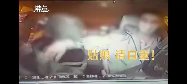 羞！司机凌晨遭3女子性骚扰：脚放在你身上！画面爆出网友：玩火
