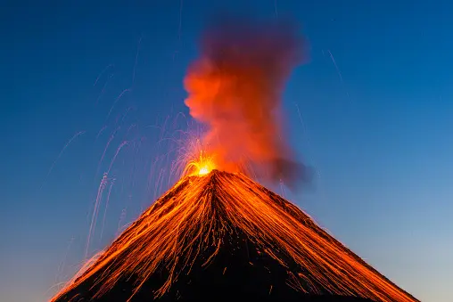 加勒比岛国火山喷发：白昼瞬间变黑夜