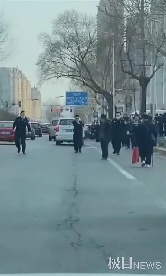 哈尔滨一男子街头持半米长刀逃窜 警察举枪示警围堵