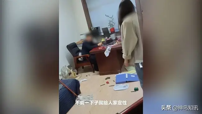 官员骚扰被女下属拖把打脸，警方回应