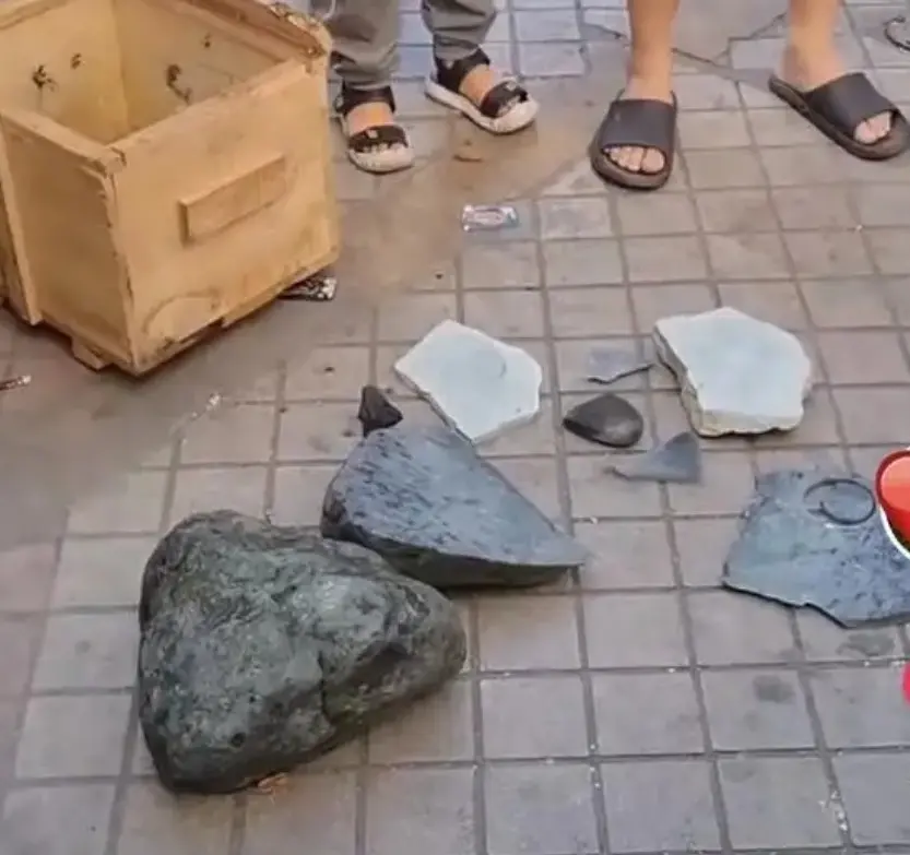 赔80万！深圳一男孩街头踩碎一块石头，遭石头主人天价索赔！