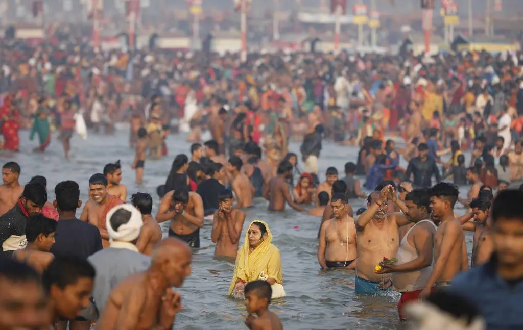 印度逾28万人赴恒河沐浴朝圣 72小时查出超百人感染新冠