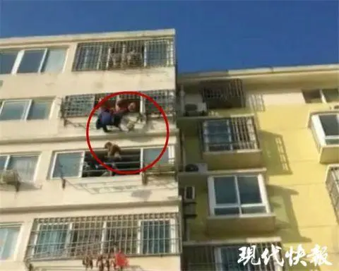 12岁男童挂在5楼晾衣架上，邻居翻阳台托举近20分钟
