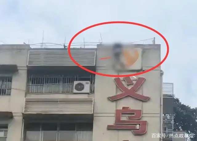 重庆女孩穿JK制服高楼坠落，下坠瞬间砸中招牌，围观者惊声尖叫