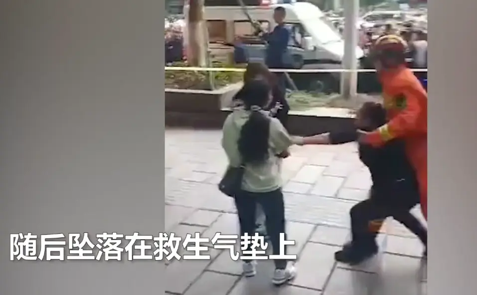 重庆女孩穿JK制服高楼坠落，下坠瞬间砸中招牌，围观者惊声尖叫