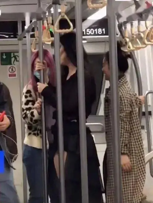 上海一女生妆容恐怖地铁摆拍不戴口罩，拍摄者：同伴也没戴口罩