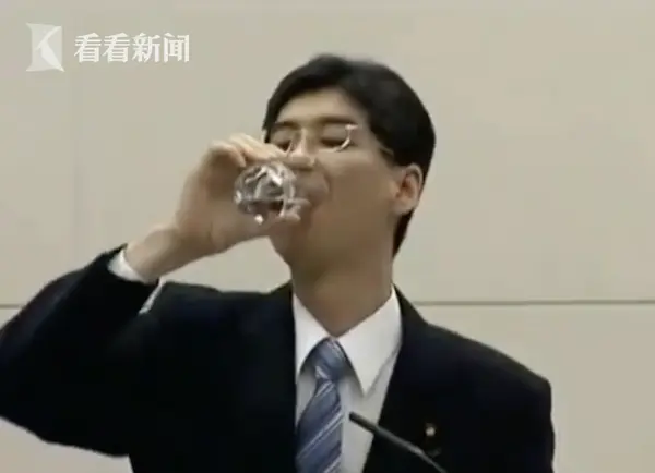 福岛废水能喝菅义伟却不喝 10年前有人颤抖喝下
