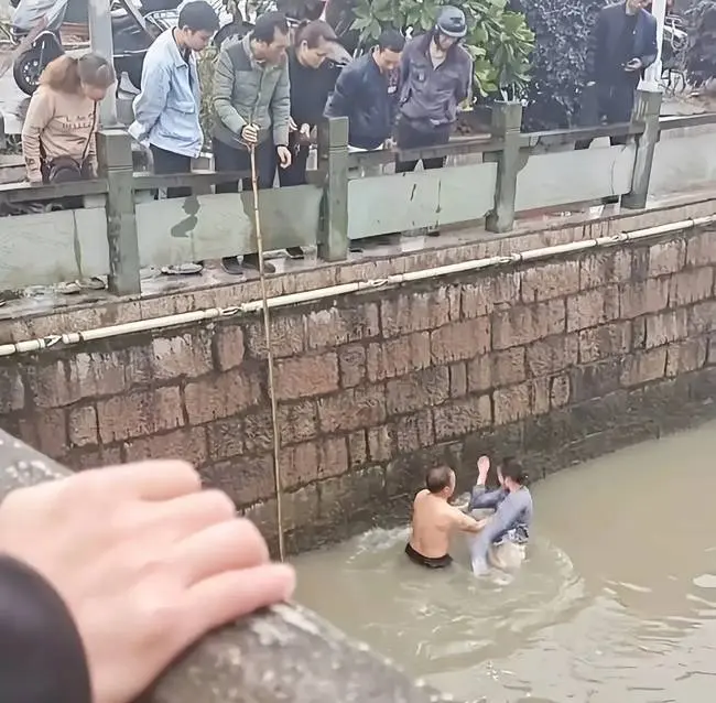 女子跳河自杀，男子下河营救被拒暴怒两人水中互殴