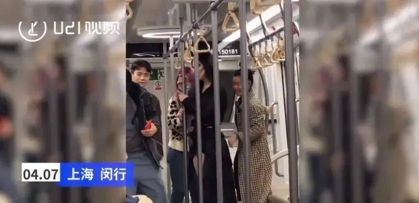 上海一女生妆容恐怖地铁摆拍不戴口罩，拍摄者：同伴也没戴口罩