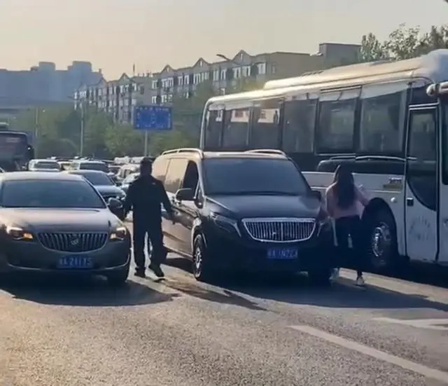 济南女司机不满被别车，当街霸气打砸男子车辆，要求男子下车道歉