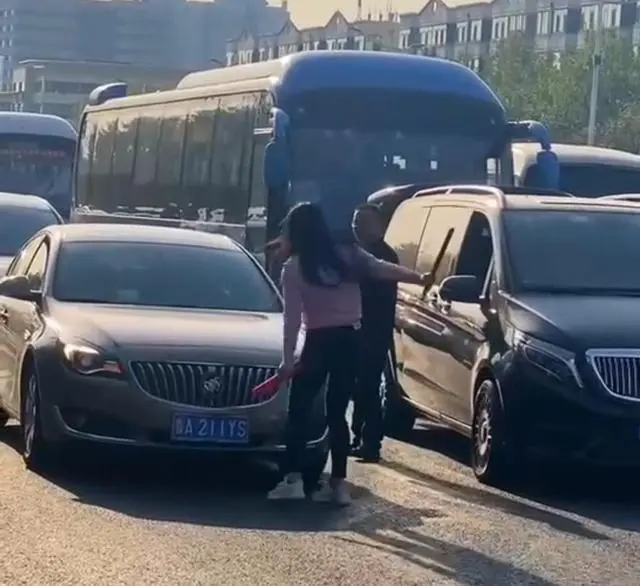 济南女司机不满被别车，当街霸气打砸男子车辆，要求男子下车道歉