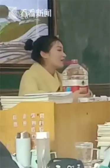 老师感冒想喝水 学生提来一大桶：管够！