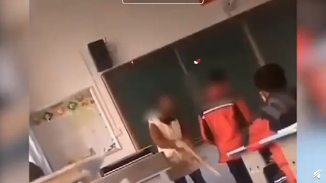 陕西一老师持扫把抽打多名学生，官方称正调查！一个细节网友怒了