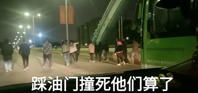 广西：大桥上十几人并排漫步，致数十辆车被堵，警察桥头等着抓人