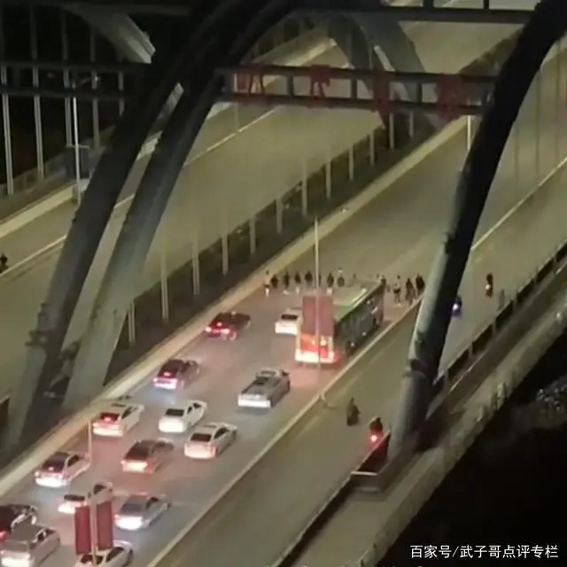 广西：大桥上十几人并排漫步，致数十辆车被堵，警察桥头等着抓人