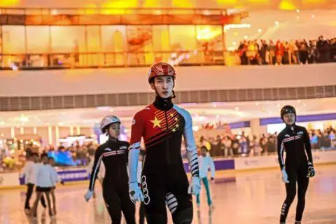 奥运冠军助力青岛冰雪节 小选手滑出别样精彩