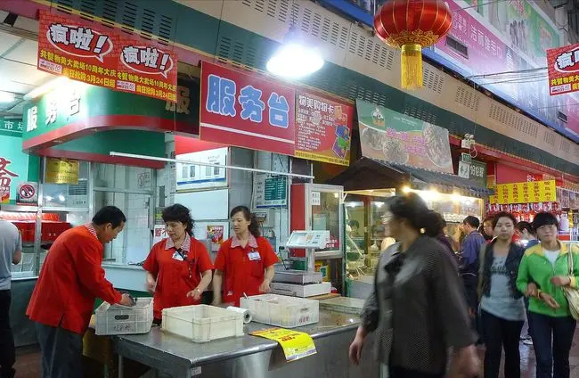 深圳女子买海鲜，商家套路当场被拆穿，商家怒道：“没钱就别吃”
